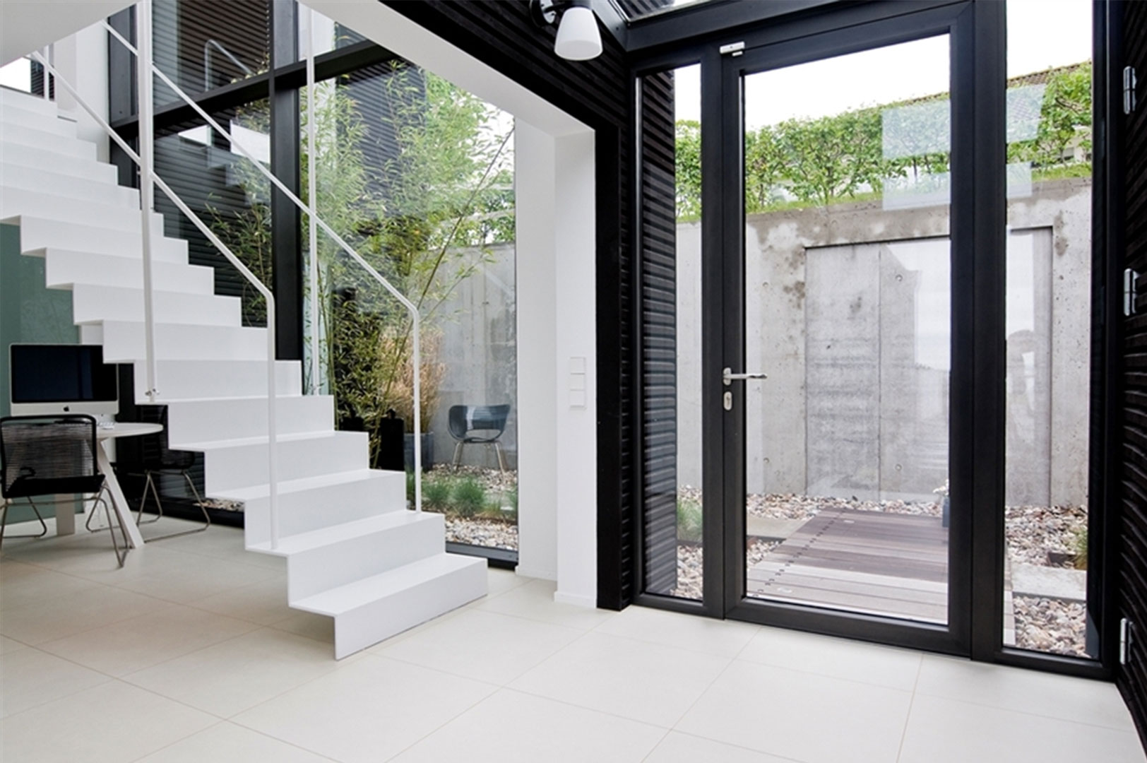 choang-voi-mau-biet-thu-2-tang-thiet-ke-hien-dai (4)